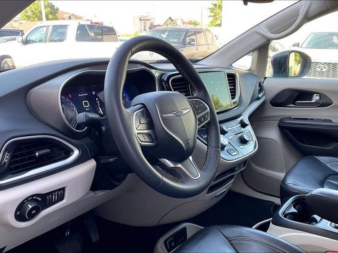 Used 2023 Chrysler Pacifica Touring-L FWD image 14