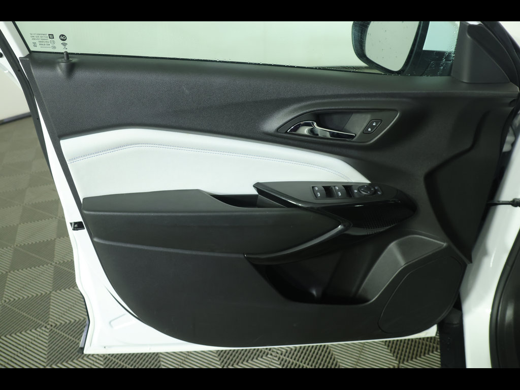 Certified 2025 Chevrolet Trax LT w/ Driver Confidence Package FWD image 21