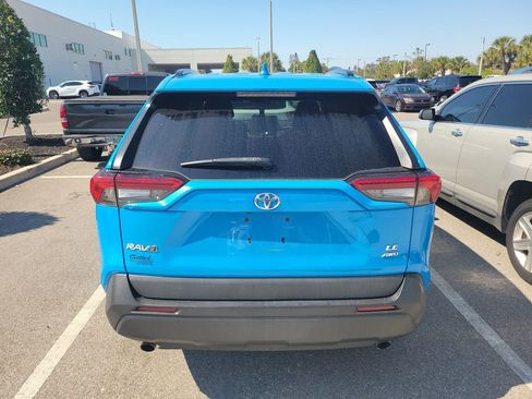 Used 2021 Toyota RAV4 LE image 9