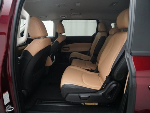 Used 2024 Kia Carnival EX FWD image 16