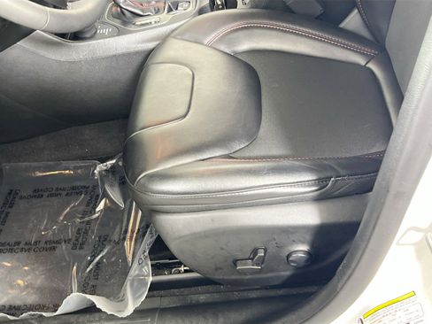 Used 2022 Jeep Cherokee Trailhawk image 18