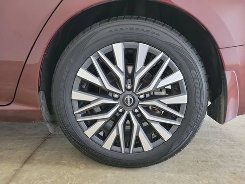 Used 2024 Nissan Altima 2.5 SV w/ SV Premium Package FWD image 12