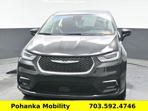 Used 2024 Chrysler Pacifica Touring-L image 2