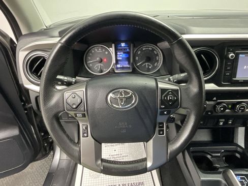 Used 2019 Toyota Tacoma SR5 AWD/4WD image 14