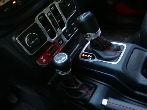 Used 2018 Jeep Wrangler Unlimited Rubicon AWD/4WD image 15