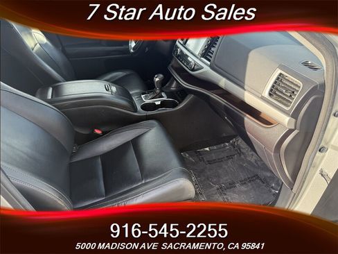 Used 2017 Toyota Highlander XLE image 13