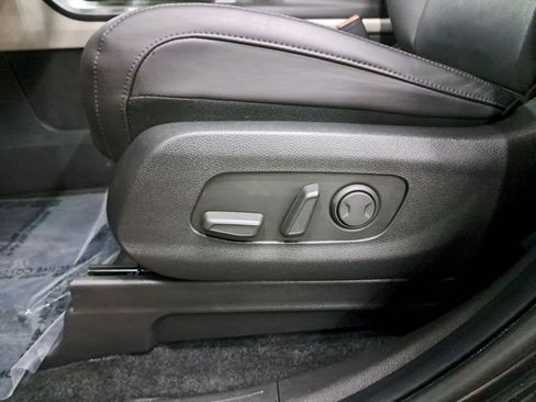 Used 2024 Kia Carnival LX image 34