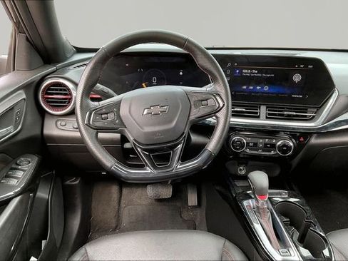 Used 2024 Chevrolet Trax RS w/ Sunroof Package image 8