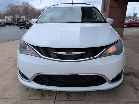 Used 2019 Chrysler Pacifica Touring-L FWD image 10