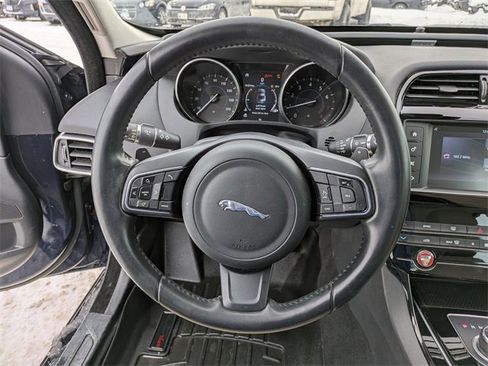 Used 2018 Jaguar XE Premium image 9