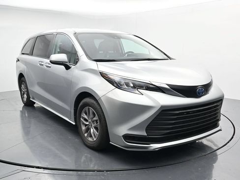 Used 2024 Toyota Sienna LE FWD image 2