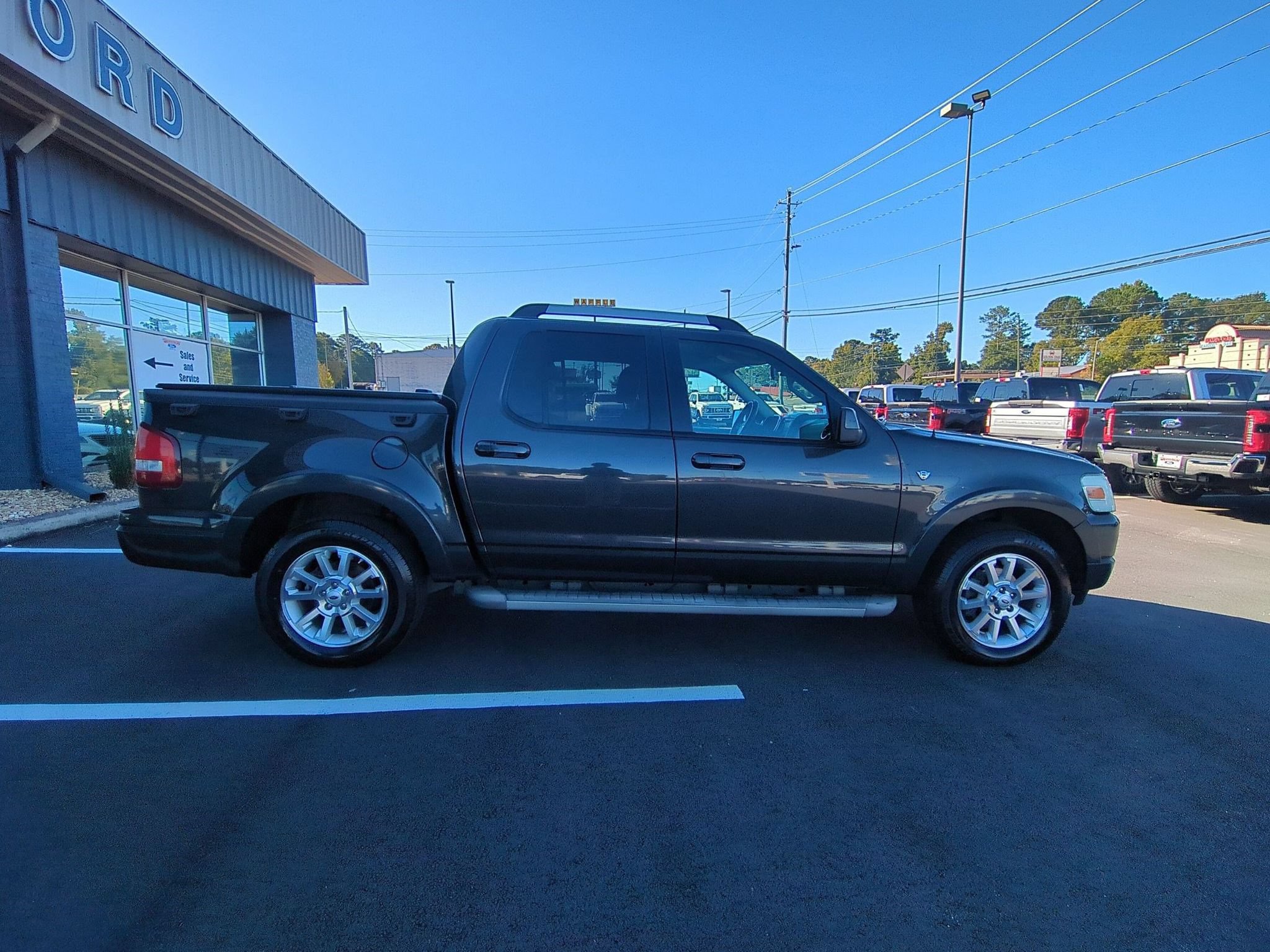 Used 2007 Ford Explorer Sport Trac Limited RWD image 4