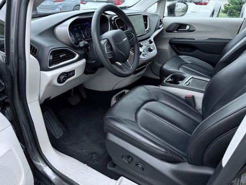 Used 2023 Chrysler Pacifica Touring-L FWD image 19