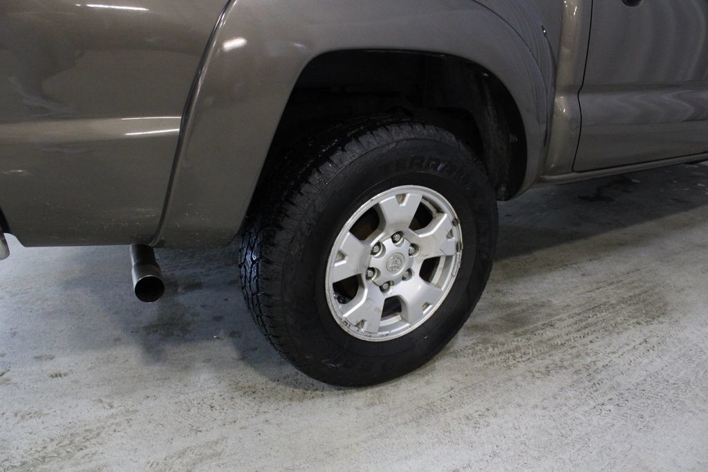 Used 2015 Toyota Tacoma 4x4 Double Cab w/ SR5 Package image 25