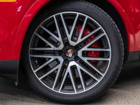 Used 2025 Porsche Cayenne S image 18