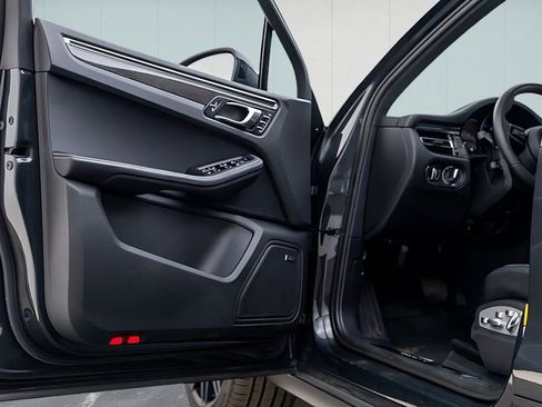 Used 2025 Porsche Macan GTS image 18