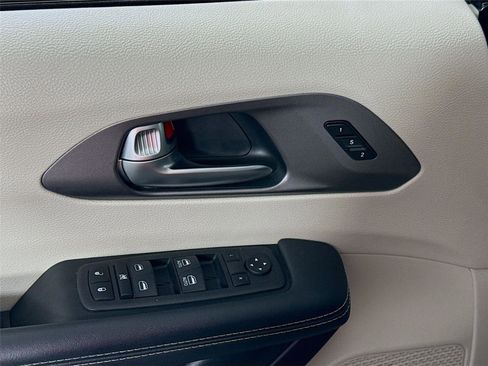 Used 2023 Chrysler Pacifica Touring-L FWD image 11