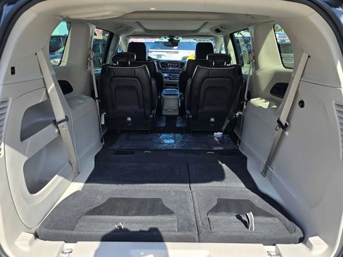 Used 2024 Chrysler Pacifica Limited FWD image 16