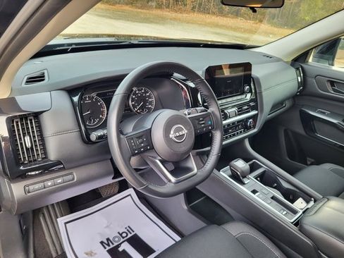 Used 2025 Nissan Pathfinder SV image 11