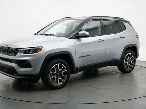 Used 2025 Jeep Compass Trailhawk image 3
