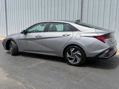 Used 2025 Hyundai Elantra Limited FWD image 2