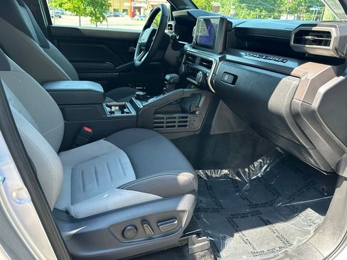Used 2025 Toyota Tacoma TRD Off-Road w/ TRD Off Road Upgrade Package AWD/4WD image 10