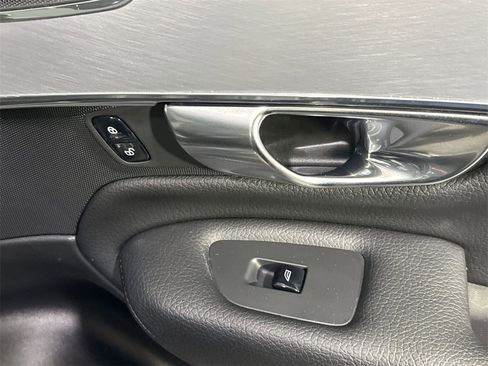 Used 2018 Volvo XC90 T5 Momentum w/ Convenience Package image 40