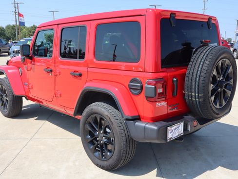 Used 2025 Jeep Wrangler Unlimited Sahara w/ Safety Group AWD/4WD image 7