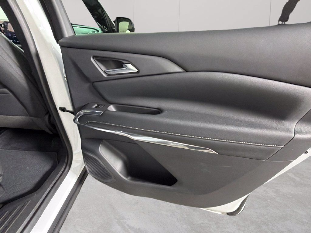 Used 2024 Chevrolet Traverse LT FWD image 34