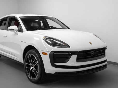Certified 2026 Porsche Macan AWD/4WD image 9