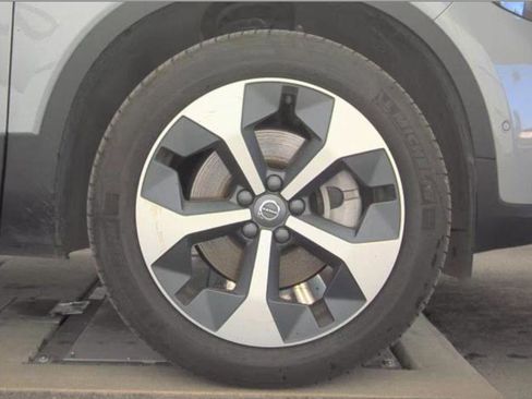 Used 2025 Volvo XC40 B5 Plus image 31