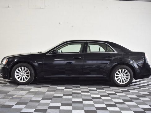 Used 2014 Chrysler 300 RWD image 2