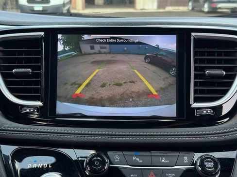 Used 2025 Chrysler Pacifica Limited FWD image 4