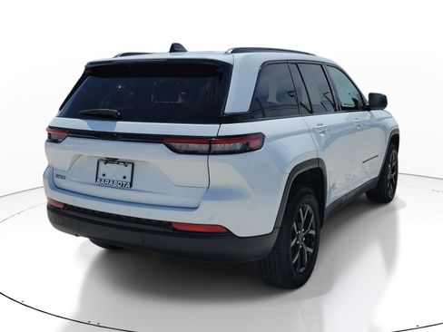 Used 2024 Jeep Grand Cherokee Altitude RWD image 6