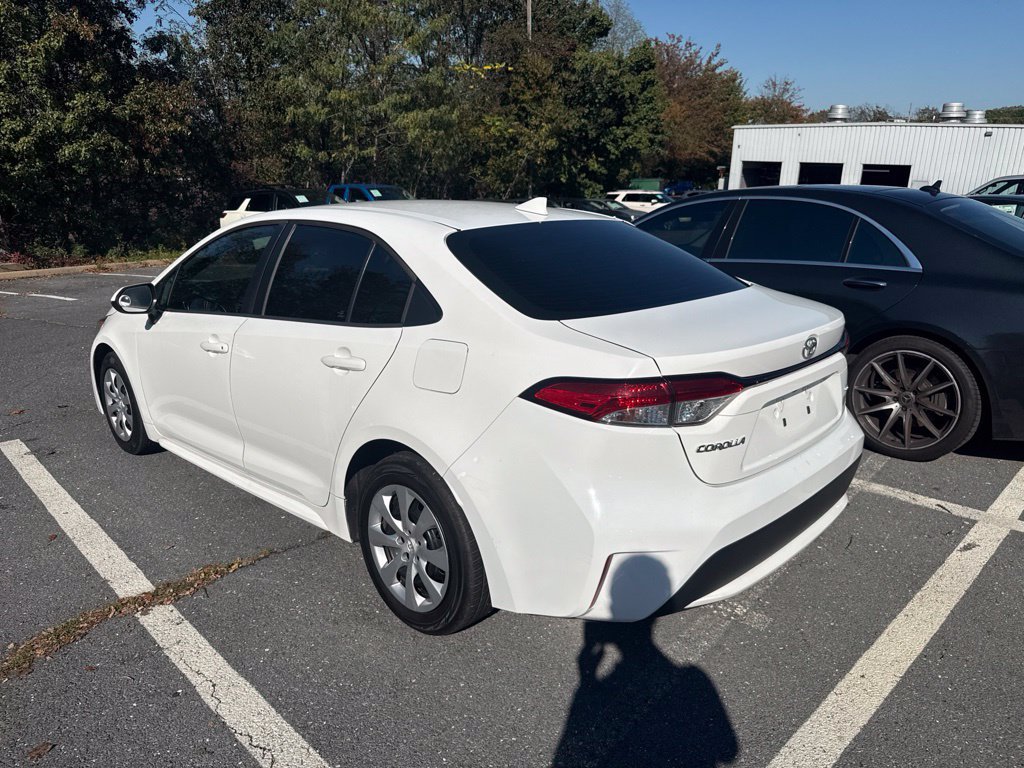 Used 2020 Toyota Corolla LE FWD image 3