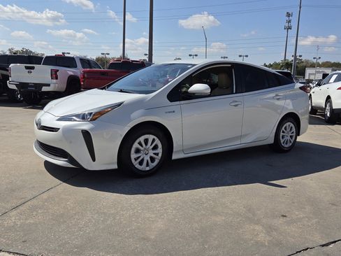 Used 2019 Toyota Prius LE image 3