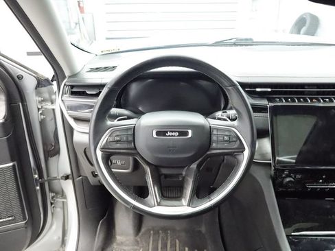 Used 2022 Jeep Grand Cherokee L Limited w/ Black Appearance Package AWD/4WD image 13