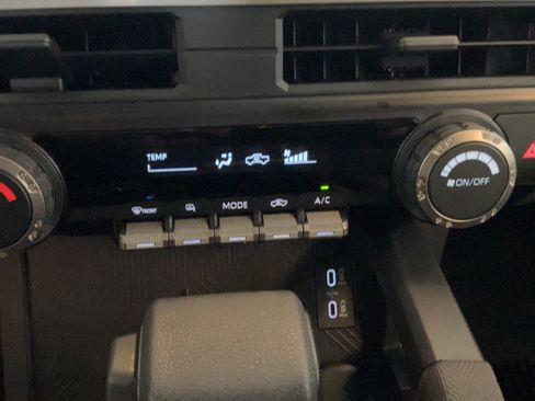 Certified 2025 Toyota Tacoma SR5 AWD/4WD image 19