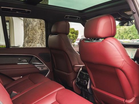 Used 2025 Land Rover Range Rover SE image 25