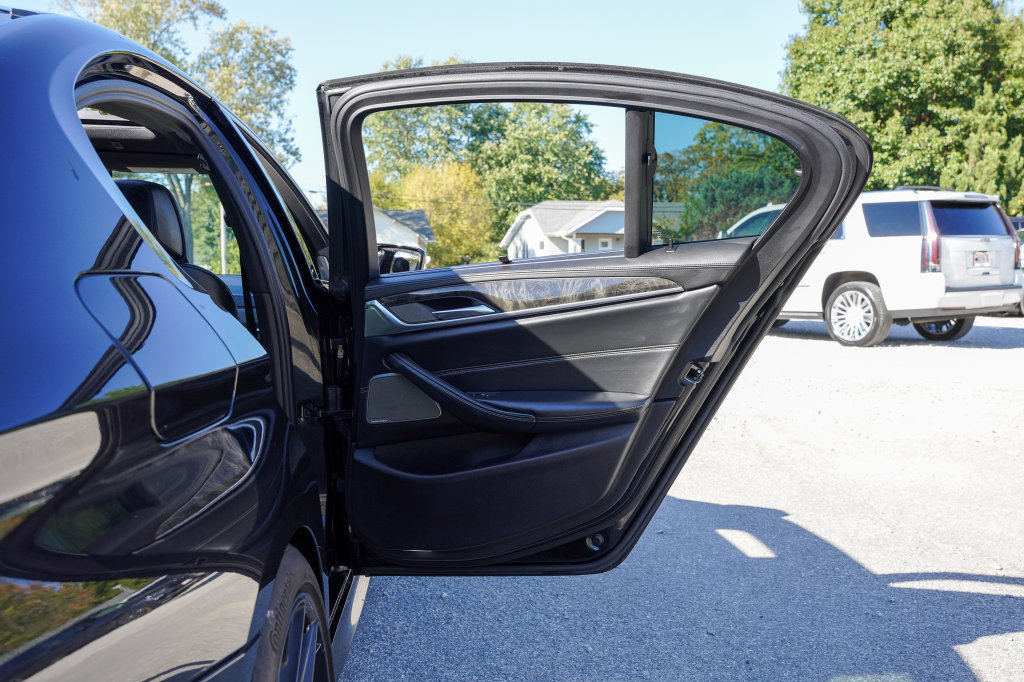 Used 2018 BMW M550i xDrive AWD/4WD image 34