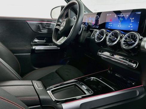 Used 2024 Mercedes-Benz GLB 250 4MATIC image 30