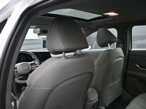 Certified 2025 Hyundai Elantra SEL image 26