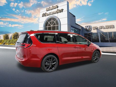 New 2026 Chrysler Pacifica Limited image 3