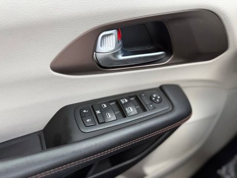 Used 2019 Chrysler Pacifica Touring Plus w/ Advanced Safetytec Group FWD image 16
