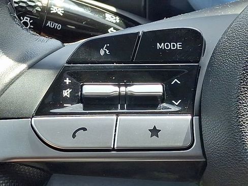 Certified 2025 Hyundai Elantra Limited FWD image 22