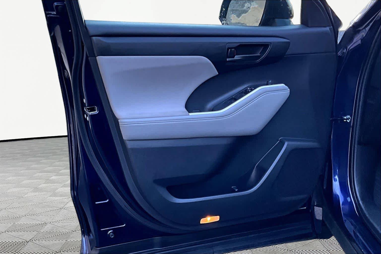 Used 2023 Toyota Highlander LE FWD image 22