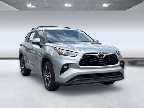 Used 2020 Toyota Highlander XLE FWD image 7