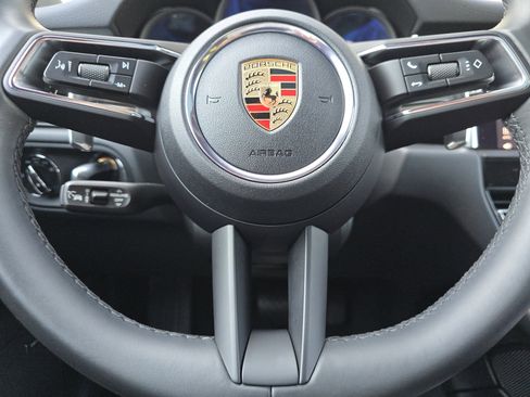 Certified 2025 Porsche Macan image 17