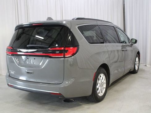 Used 2022 Chrysler Pacifica Touring-L w/ Uconnect Theater Family Group FWD image 26