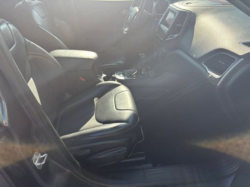 Used 2020 Jeep Cherokee Latitude Plus w/ Cold Weather Group image 10